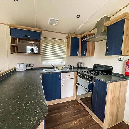 Lovely 6 Berth Caravan With Decking And Wifi In Kent, Ref 47017C Hotel Whitstable Exterior foto