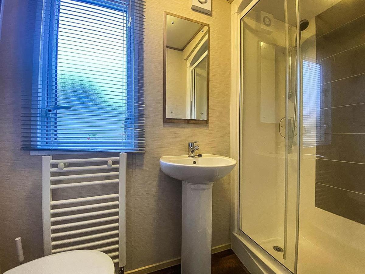 Lovely 6 Berth Caravan With Decking And Wifi In Kent, Ref 47017C Hotel Whitstable Exterior foto