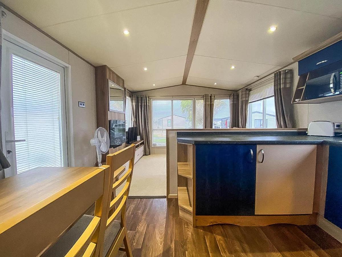 Lovely 6 Berth Caravan With Decking And Wifi In Kent, Ref 47017C Hotel Whitstable Exterior foto