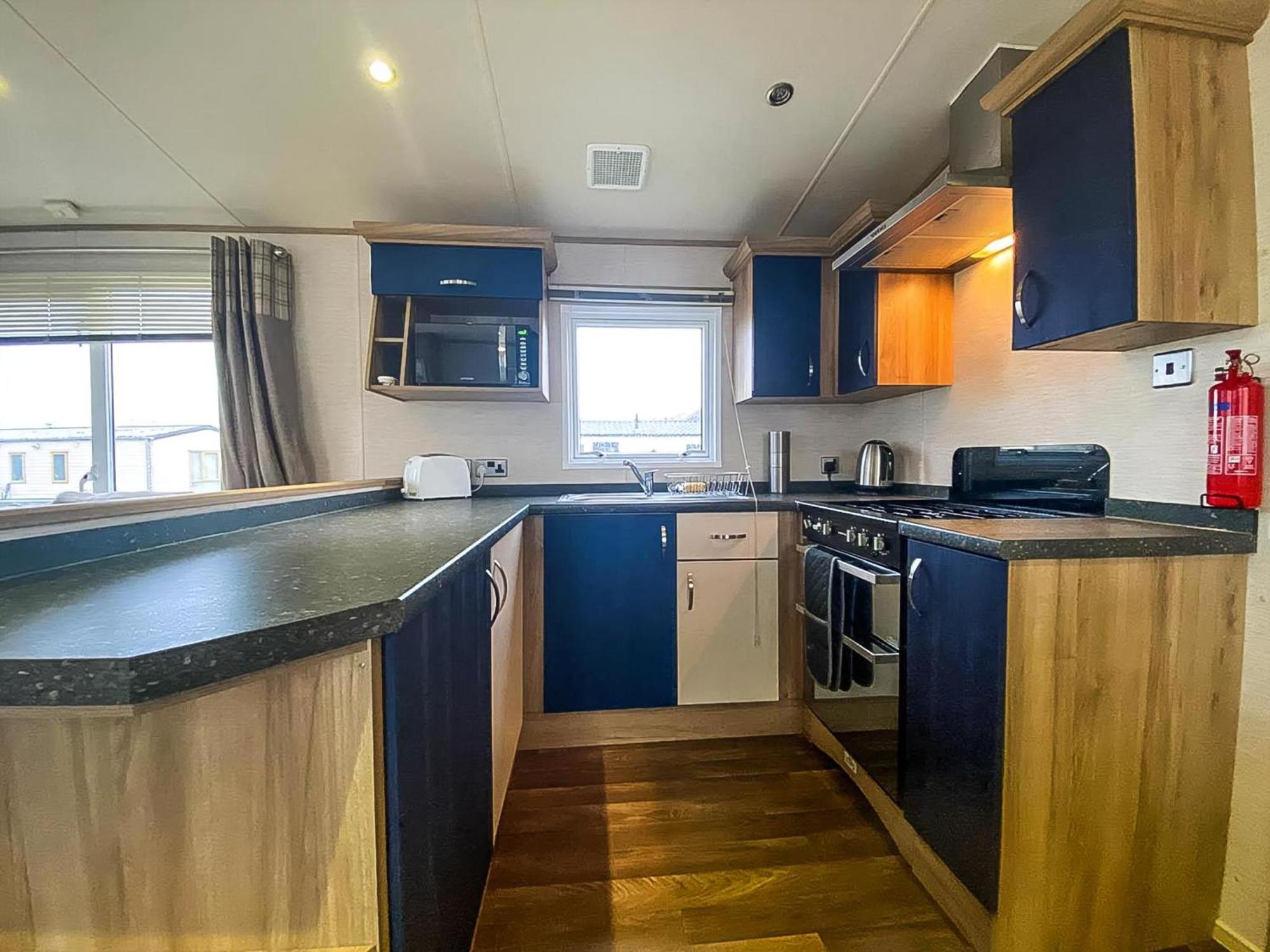 Lovely 6 Berth Caravan With Decking And Wifi In Kent, Ref 47017C Hotel Whitstable Exterior foto