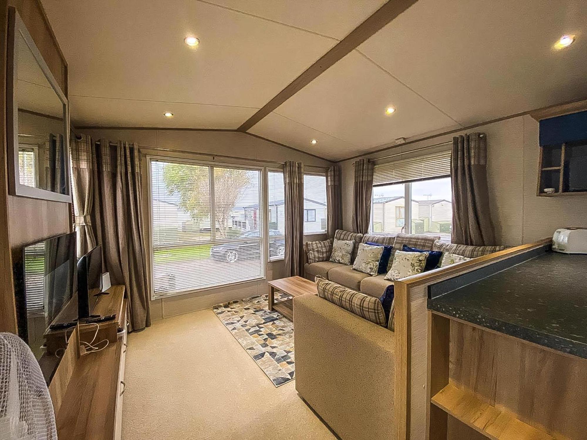 Lovely 6 Berth Caravan With Decking And Wifi In Kent, Ref 47017C Hotel Whitstable Exterior foto