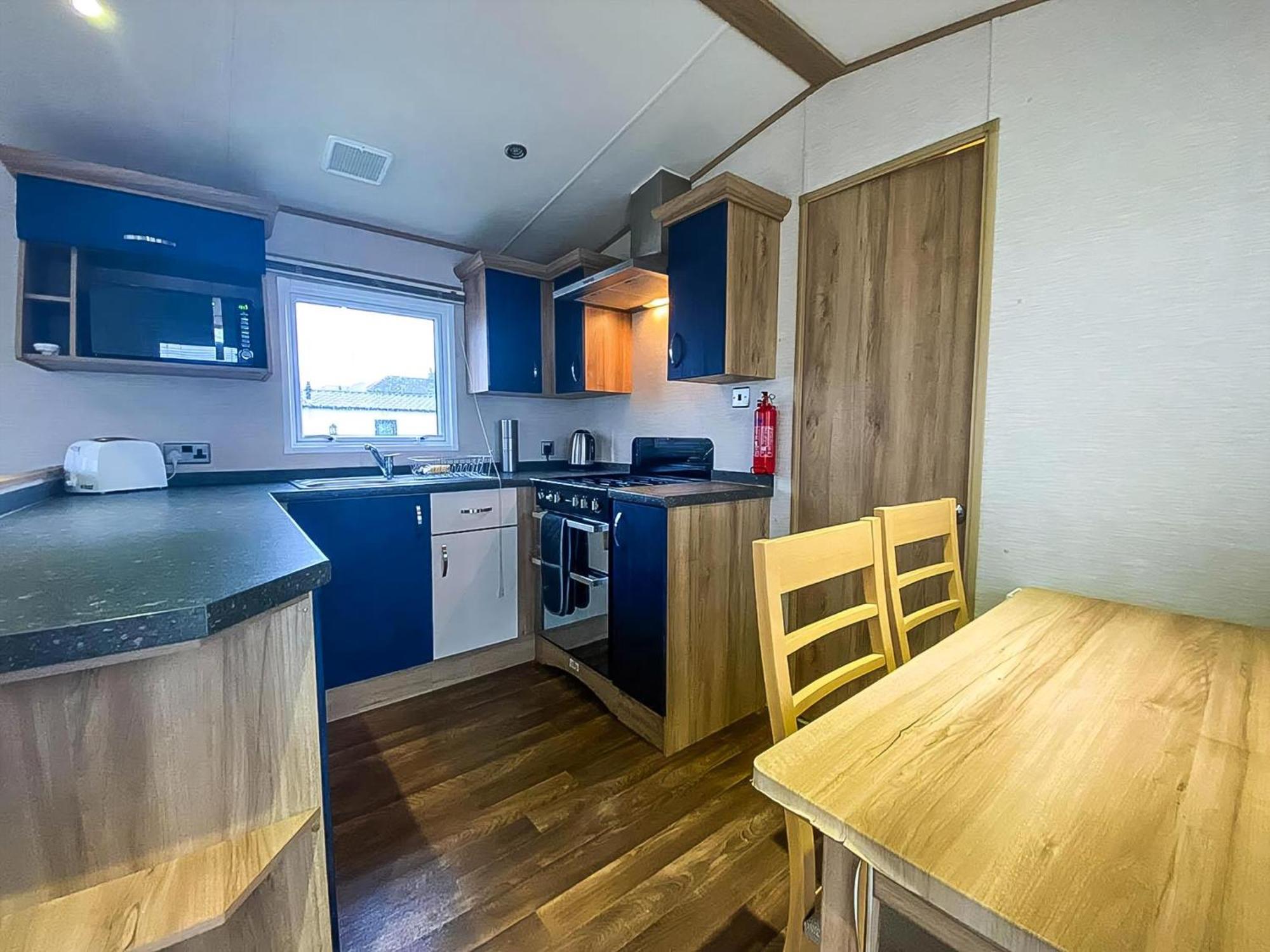Lovely 6 Berth Caravan With Decking And Wifi In Kent, Ref 47017C Hotel Whitstable Exterior foto