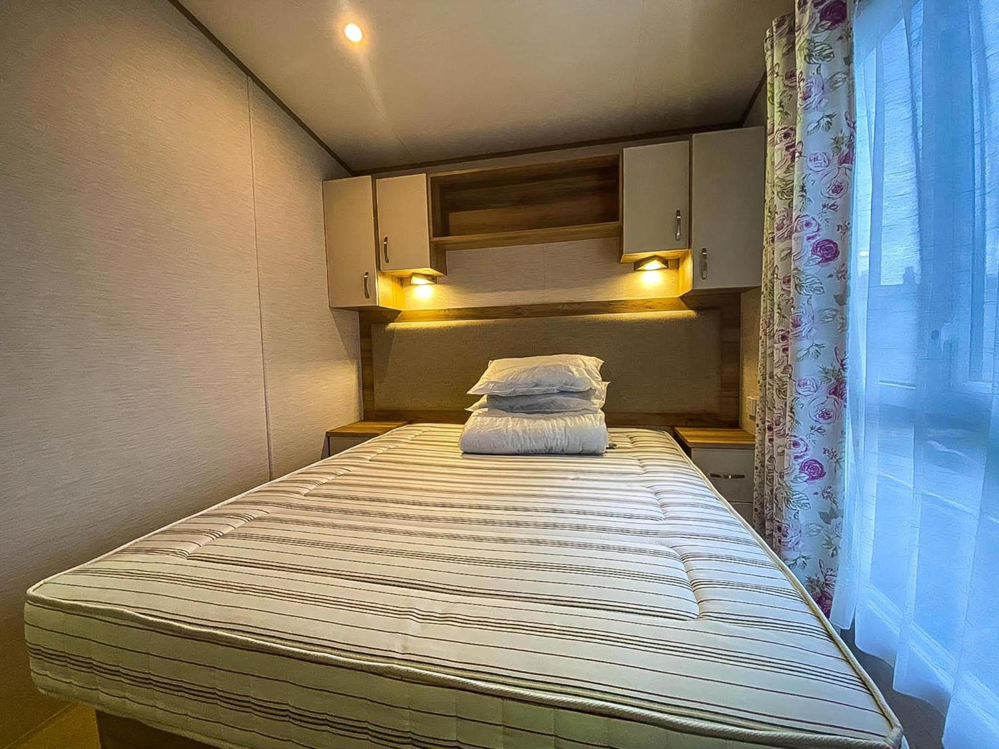 Lovely 6 Berth Caravan With Decking And Wifi In Kent, Ref 47017C Hotel Whitstable Exterior foto