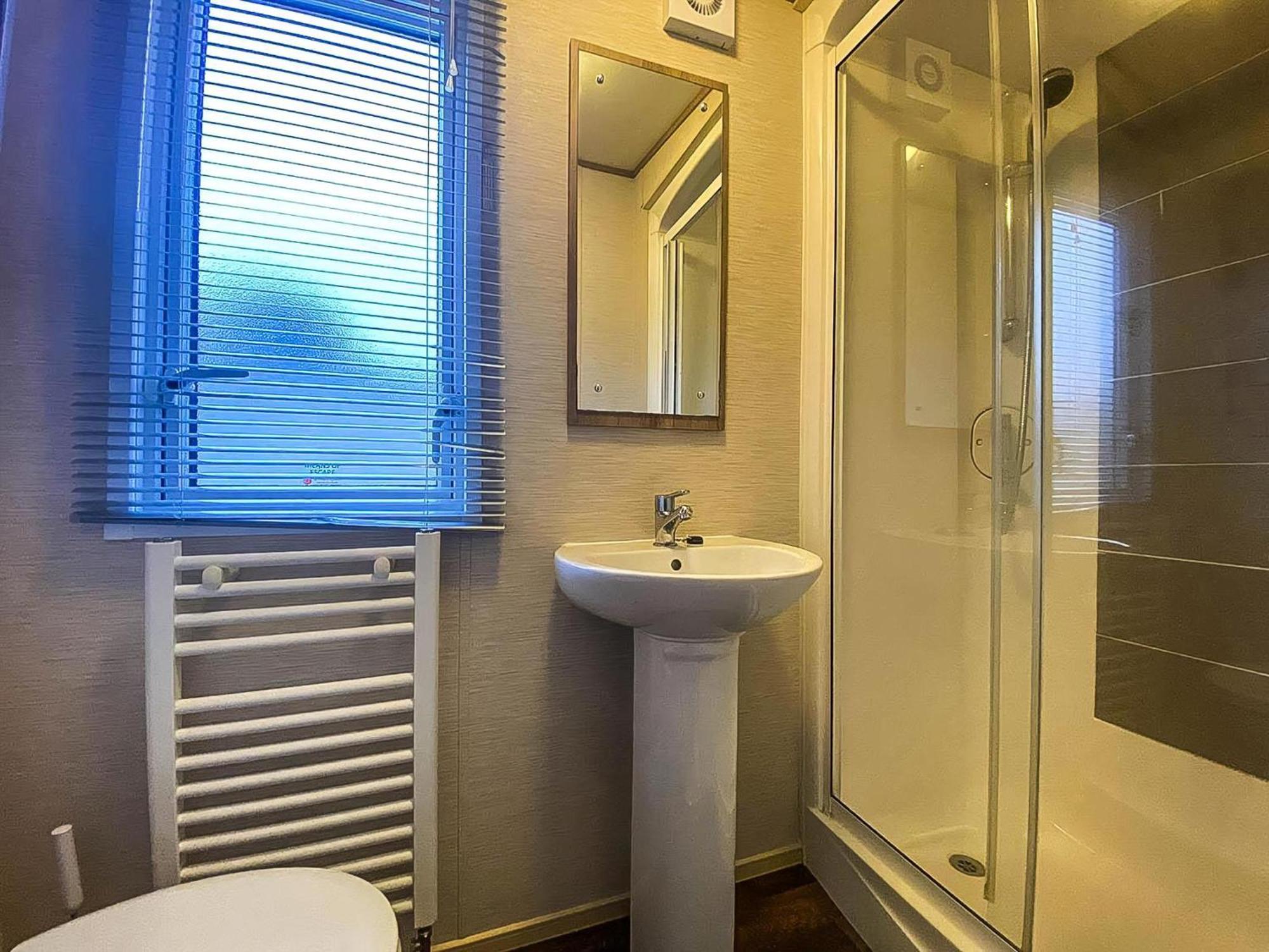 Lovely 6 Berth Caravan With Decking And Wifi In Kent, Ref 47017C Hotel Whitstable Exterior foto