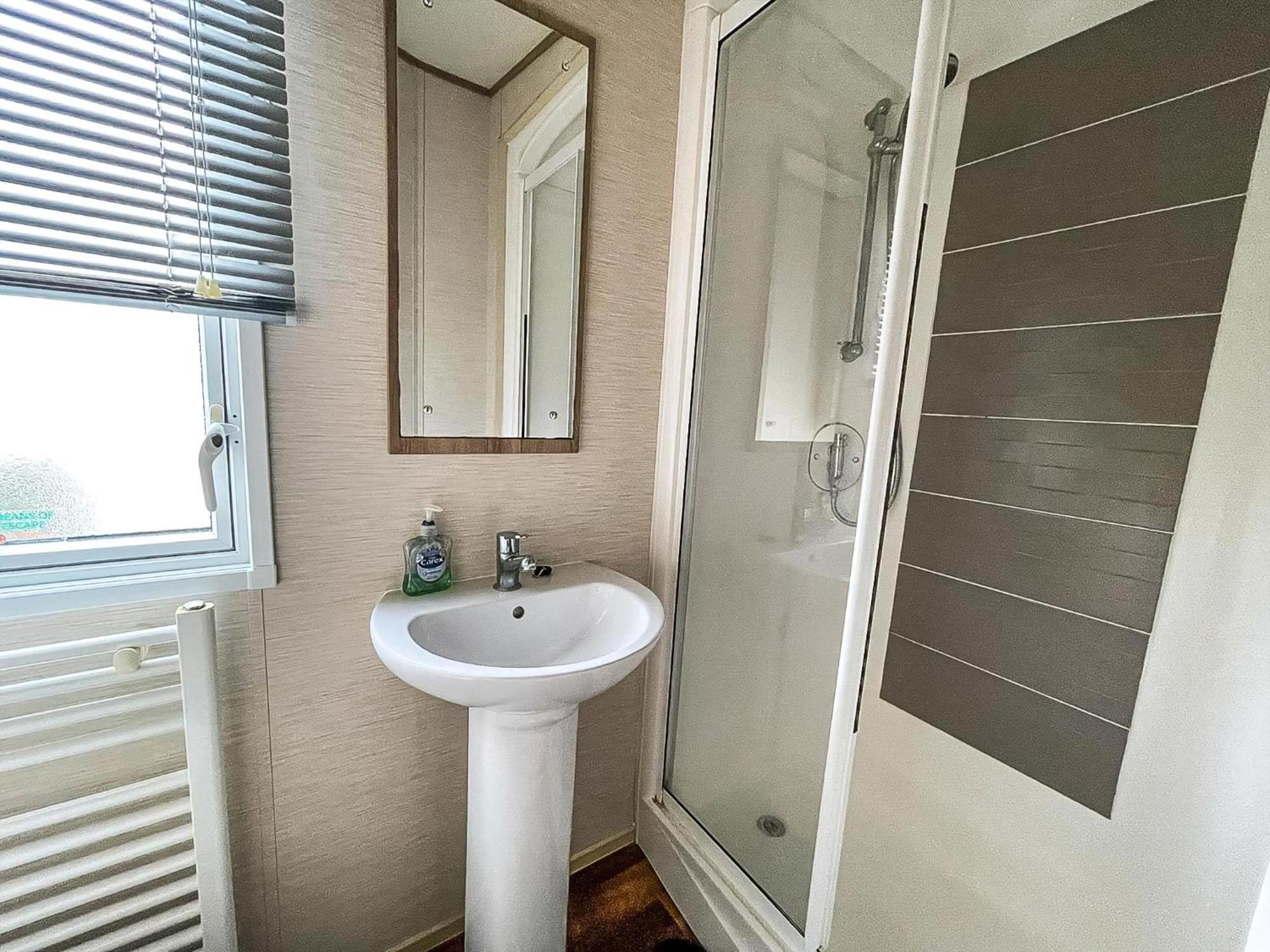 Lovely 6 Berth Caravan With Decking And Wifi In Kent, Ref 47017C Hotel Whitstable Exterior foto