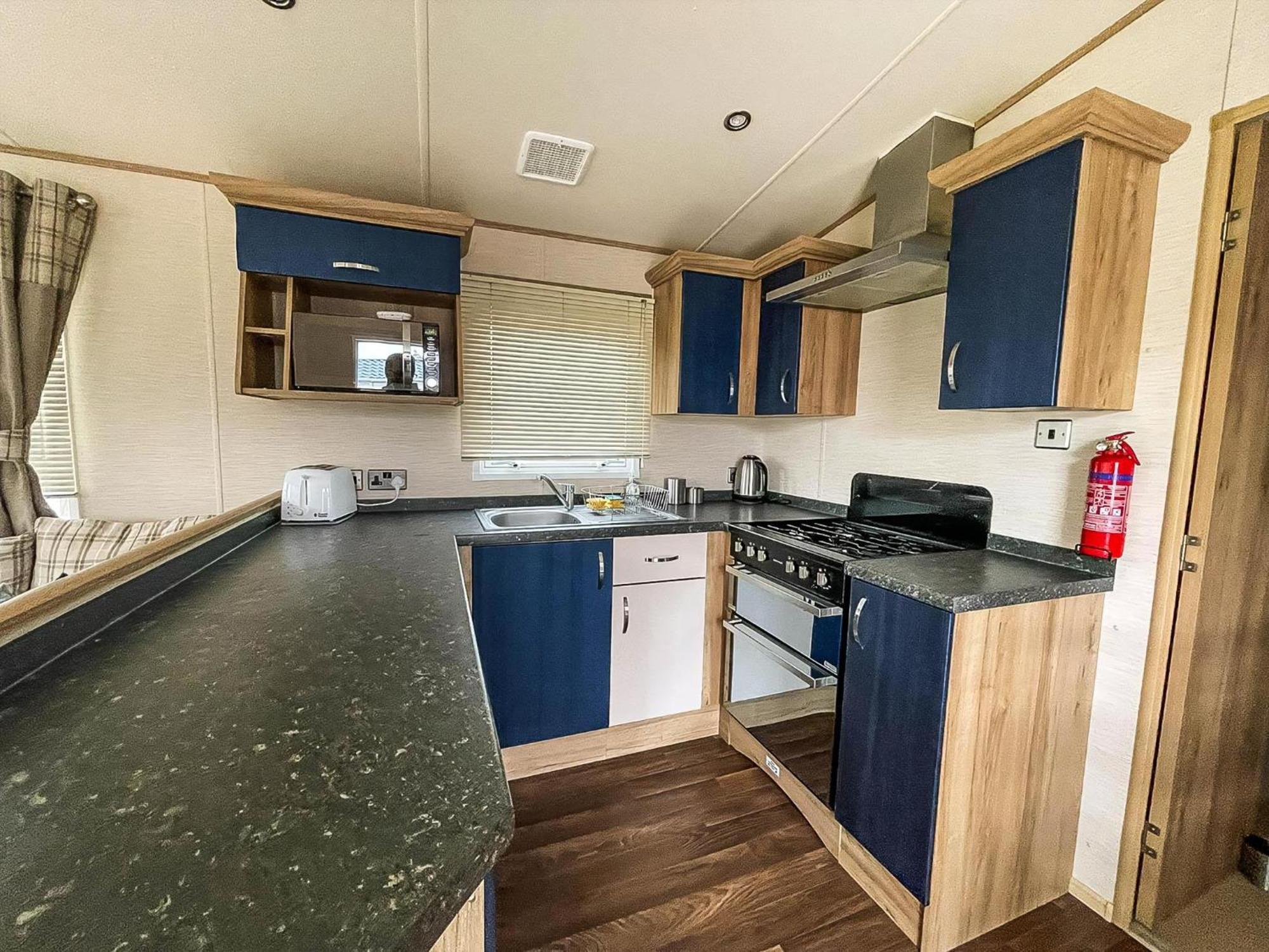 Lovely 6 Berth Caravan With Decking And Wifi In Kent, Ref 47017C Hotel Whitstable Exterior foto